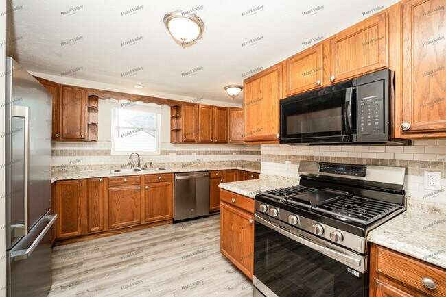 Building Photo - 1662 Crestwood Rd