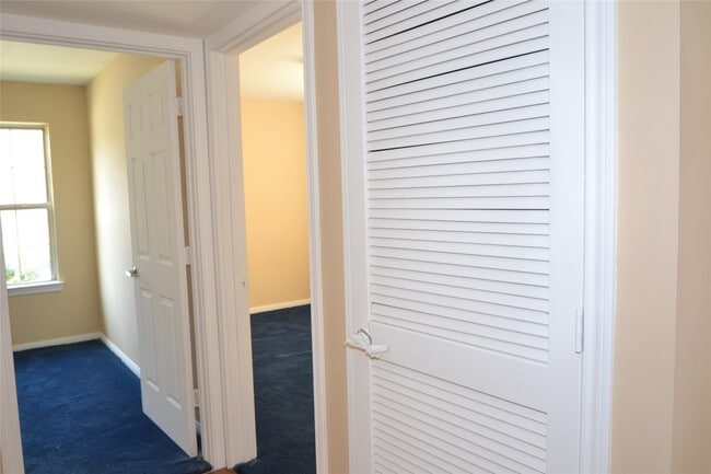 Building Photo - 304 Dell Ct