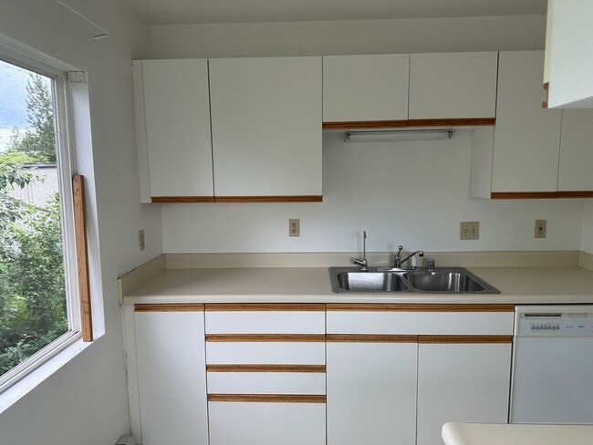 Building Photo - 2 BD, 1 BA Apartment Nestled Back on a Culd-de-Sac