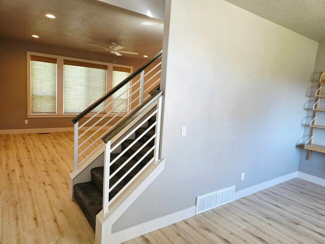 Building Photo - 9051 N Clubhouse Ln