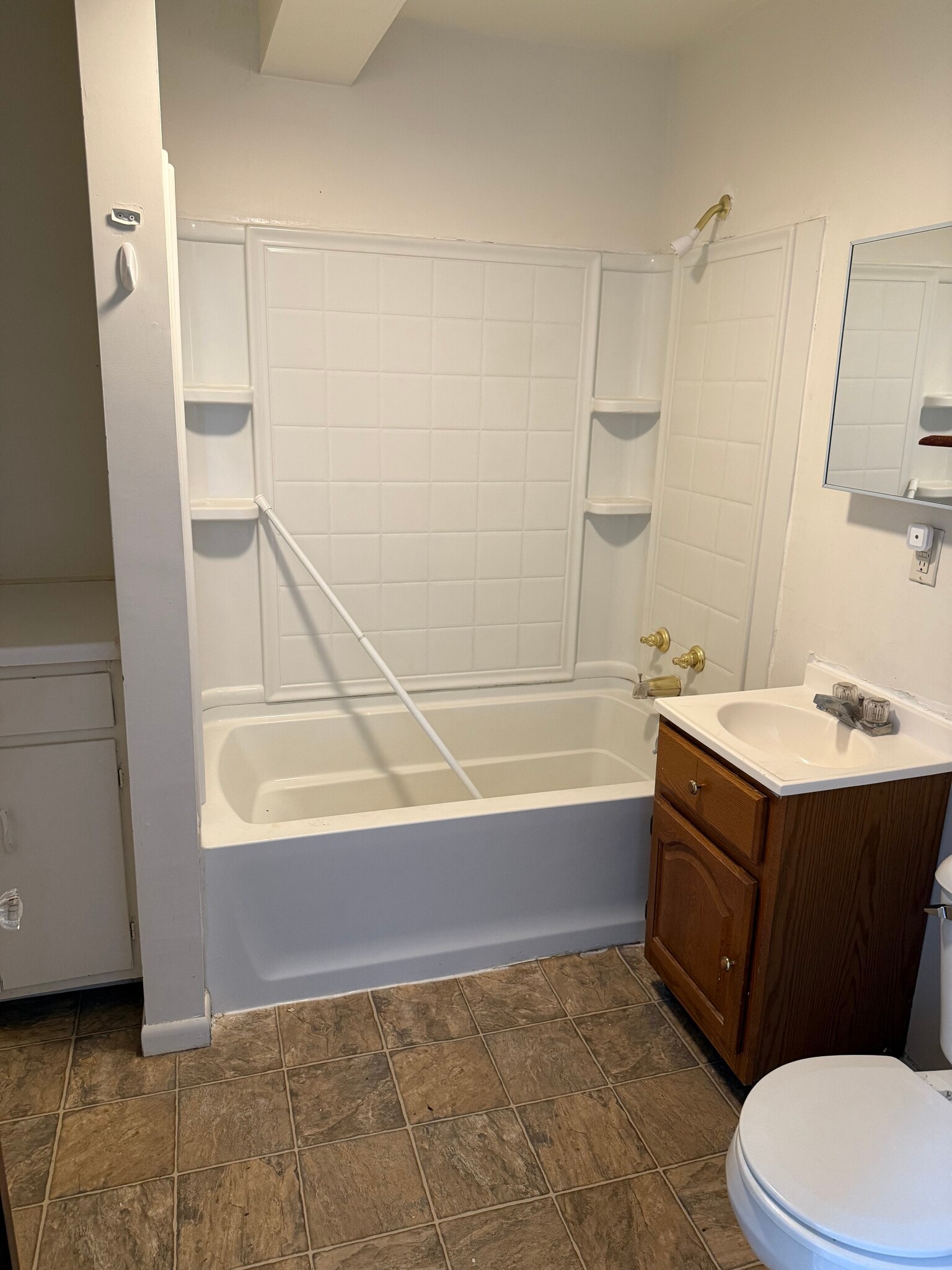 2nd floor full bath - 1620 W Fredonia Ave