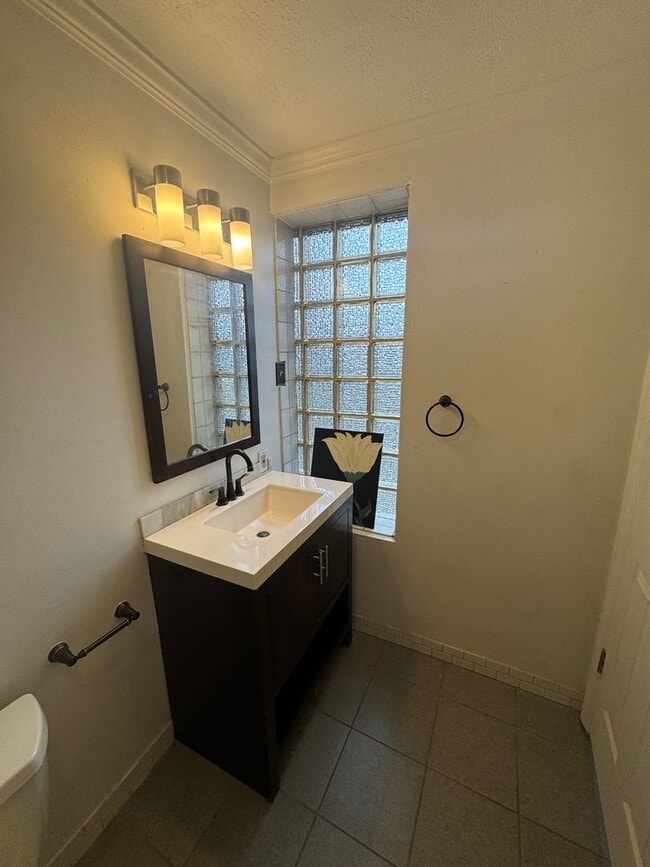 Building Photo - Spacious Private Oasis - 3 Bedroom 2 Bathroom House in Green Tree!