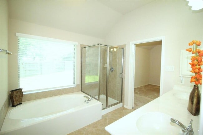 Building Photo - 2801 Enchanted Lake Dr