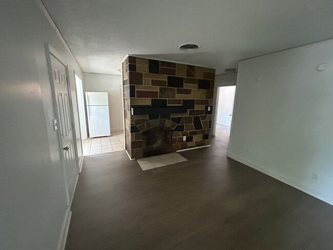 Building Photo - 823 S Kilbourne Rd