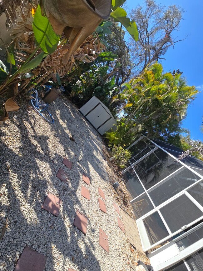 Building Photo - Newly Renovated 4/3 w/pool