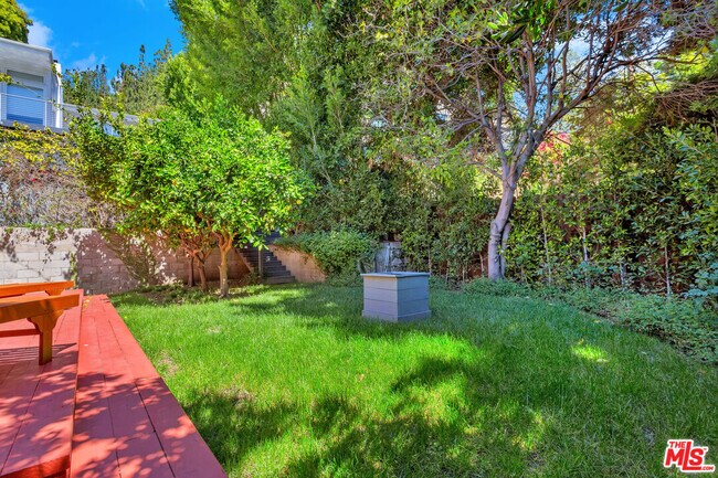 Building Photo - 1542 Marmont Ave