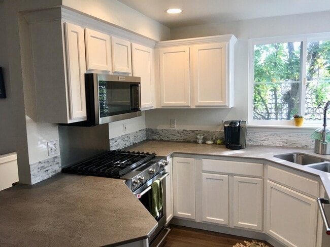 Building Photo - Stylish Townhome in Broadview