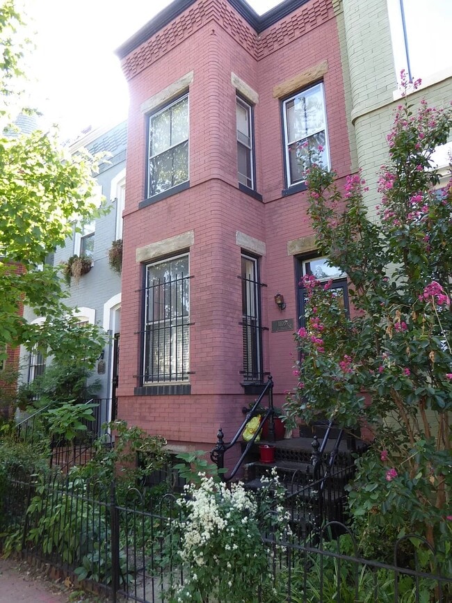 Building Photo - 1105 C St NE