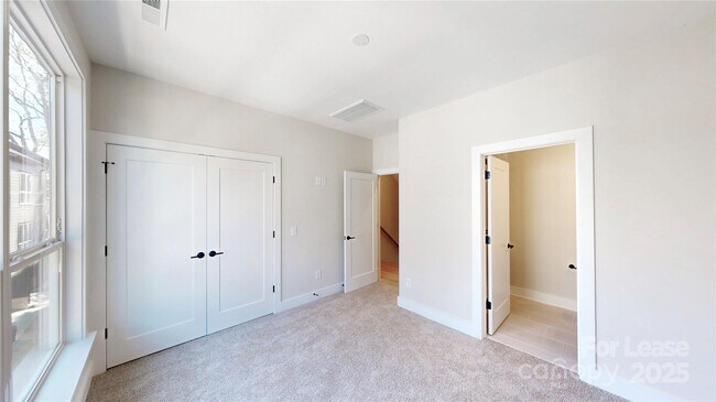 Building Photo - 407 Devender Ln