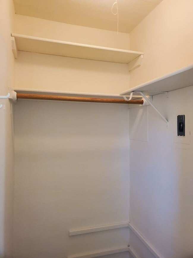 Building Photo - Darling 2 bedroom between Manette & Illahee