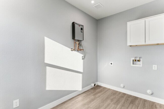 Building Photo - 3850 N 12th Ave