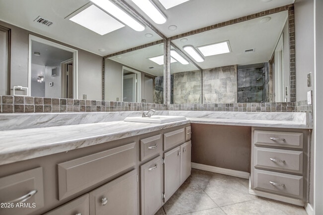 Building Photo - 8647 E Devonshire Ave