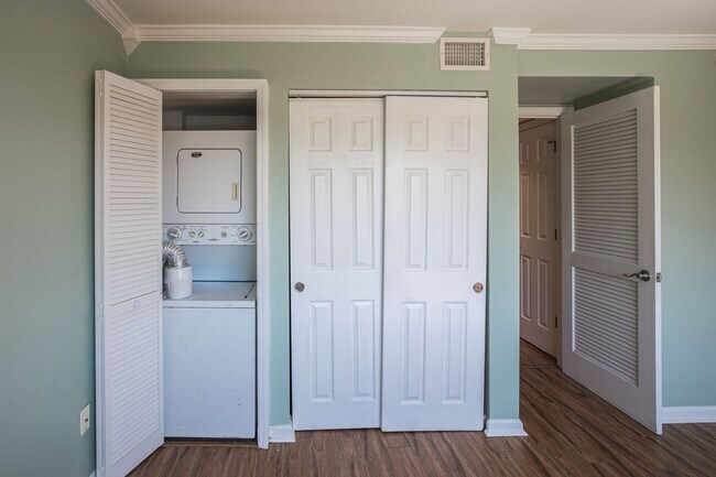 Building Photo - Adorable condo, waterfront view