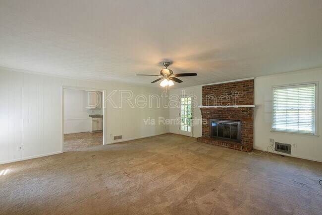 Building Photo - 120 Burnett Way