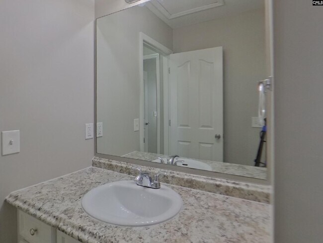 Building Photo - 337 Montclaire Ln