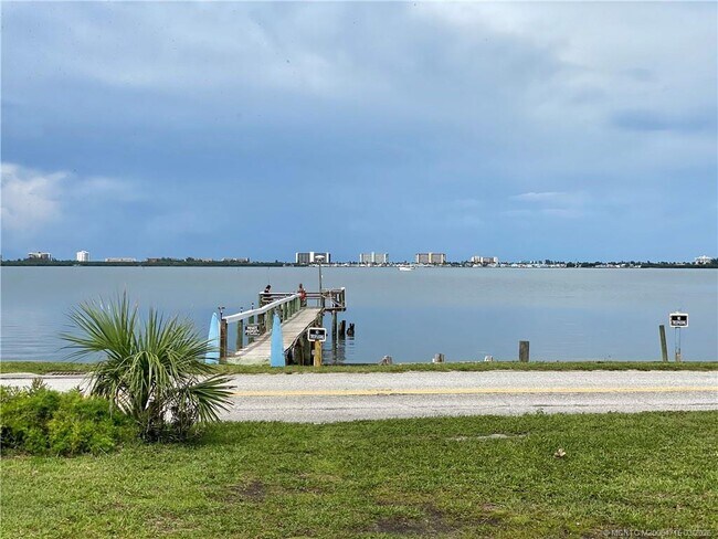 Building Photo - 4800 NE Blue Heron Ln