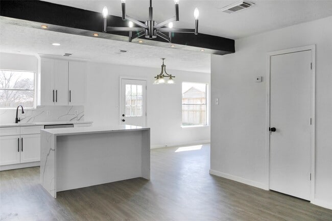 Building Photo - 511 Chaseway Dr