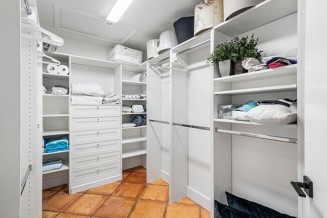 Building Photo - 18 Bristol Ln