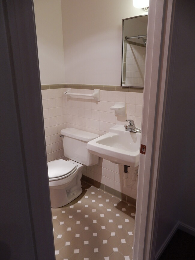 Building Photo - 302 Crescent Ct