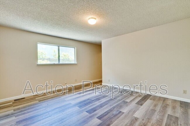 Building Photo - 67 Holbrook Ln