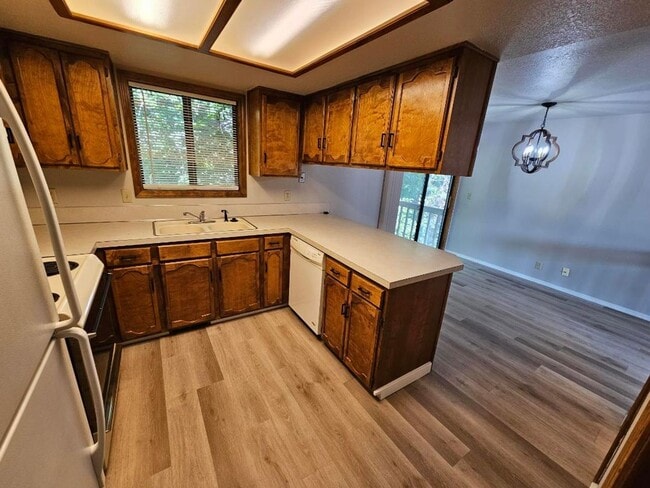 Building Photo - Move in Now and December 2025 rent is Free...