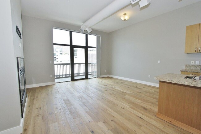 Building Photo - 419 S 8th St