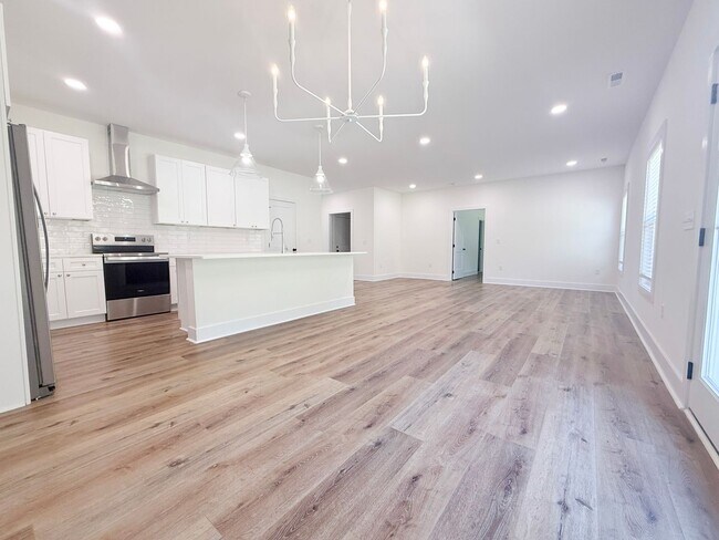 Building Photo - 3-Bedroom Home Steps from Resort-Style Pool with Jack-and-Jill Bath