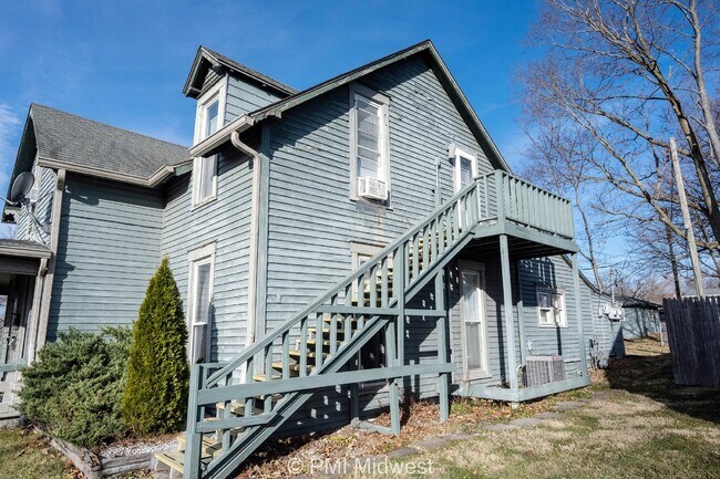Building Photo - Charming 1-Bedroom Duplex with Modern Amenities in Mooresville!