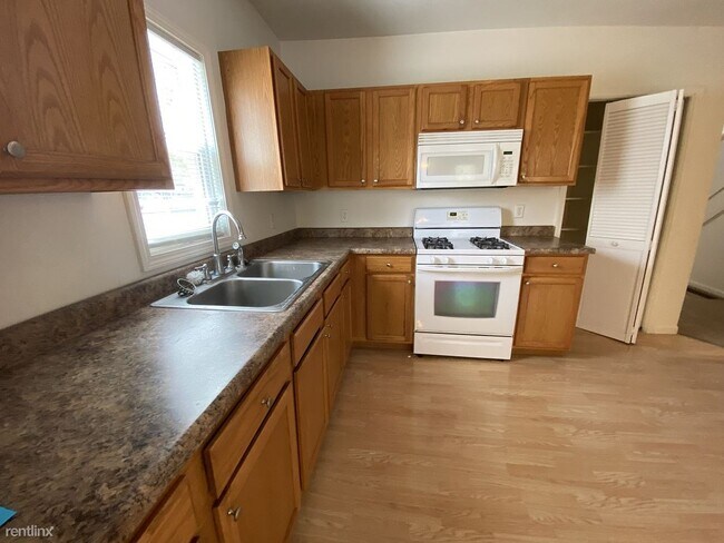 Building Photo - 2 br, 1.5 bath Duplex - 111 S Linden St Apt 2