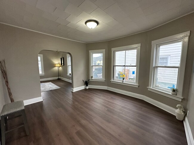 Building Photo - Newly remodeled 3 bed, 1 bath home for ren...