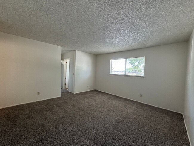 Building Photo - Victorville Home