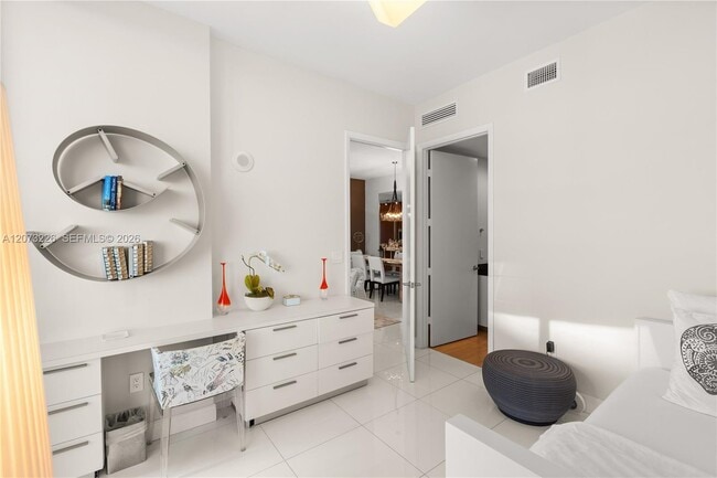 Building Photo - 15811 Collins Ave