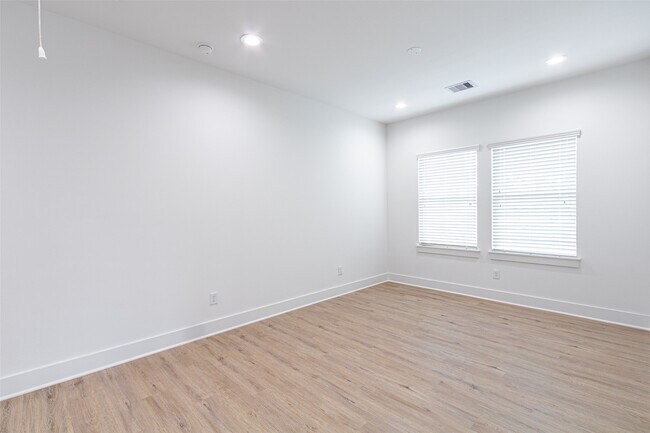 Building Photo - 6814 Burkett St.