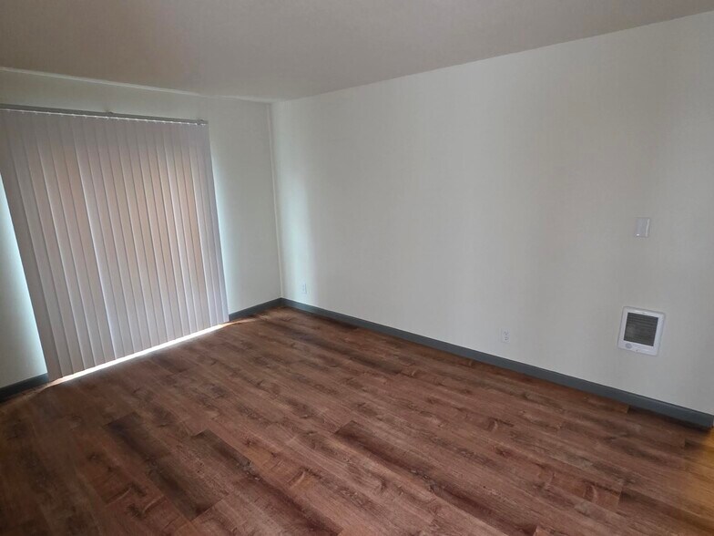 Building Photo - 354 Catron St N