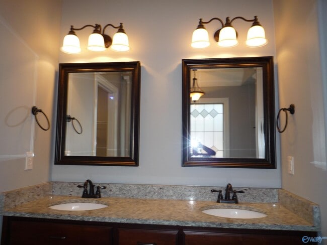 Building Photo - 13205 Hill Crest Dr