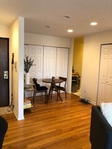 Dining Area - 1750 N Mohawk St