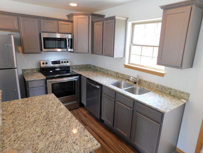 Building Photo - 2-Bedroom Townhouse Retreat with 2.5 Baths in Fayetteville’s Rolling Woods - 1252 Sq Ft of Comfor...