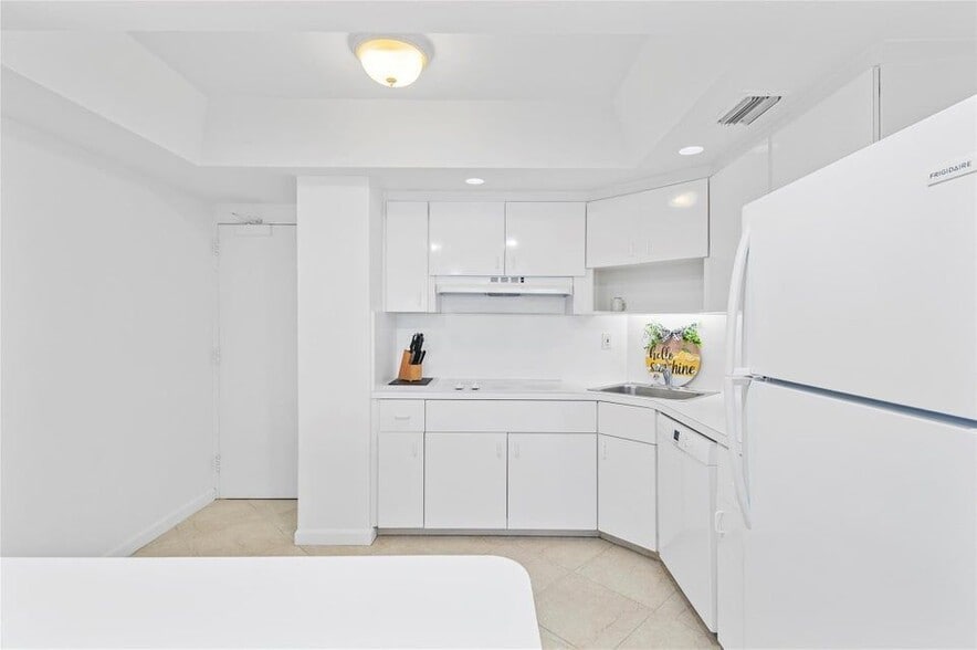 Building Photo - 3800 Galt Ocean Dr
