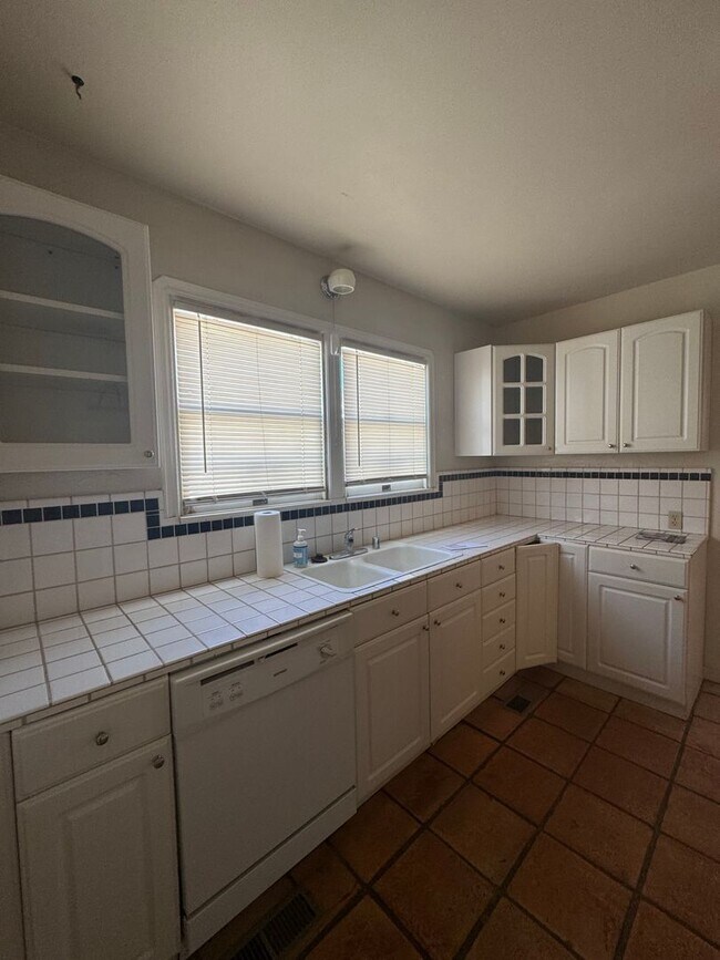 Building Photo - Great Southside Location, 2 Bedroom, 1 Bath Home
