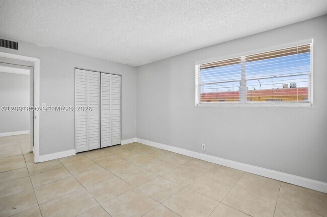 Building Photo - 850 E Commercial Blvd