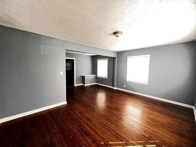 Building Photo - 2 Bedroom Home Dixie High Way