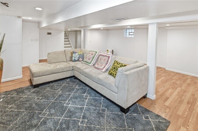 Building Photo - 266 Willowcrest Dr