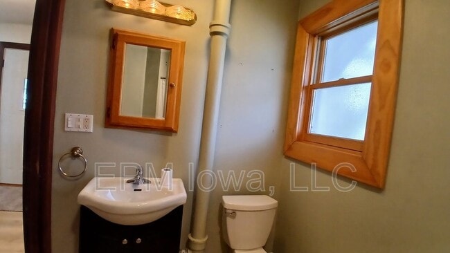 Building Photo - 524 S Hackett Rd