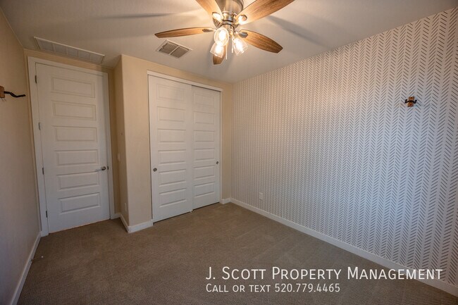 Building Photo - 449 Pinnacle Ridge Dr