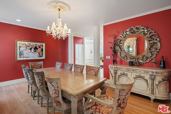 Building Photo - 2202 San Vicente Blvd