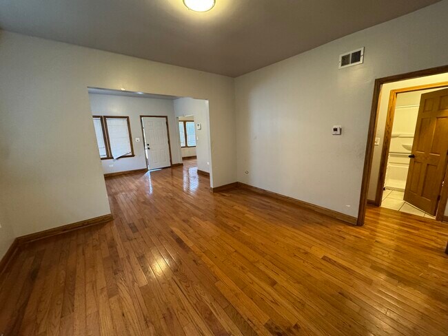 Building Photo - 605 Forsythe Ave
