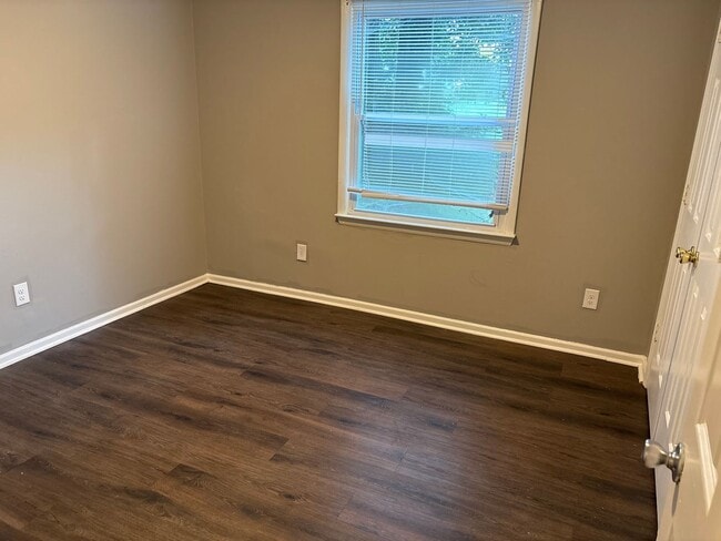 Building Photo - Quaint 3 bedroom/1  and 1/2 bath Winston S...