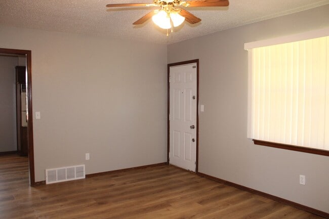 Building Photo - Move in Special!!  $500 off 2nd Month's rent!