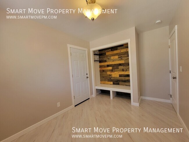 Building Photo - 2705 E Mendota Dr
