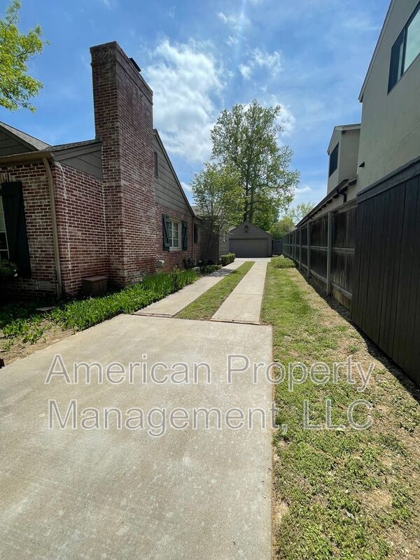 Building Photo - 2536 E 22nd Pl